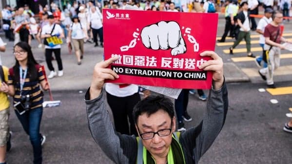 女子事隔6年返港 被控管有雷射笔及喷漆 不认罪月底开审(图)