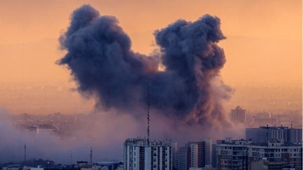 美军轰炸伊朗大通布岛 削弱攻击霍峡商船能力(图)