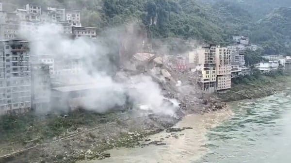 重庆山体崩塌 烟花店被掩埋 传被埋大巴载18人(图)
