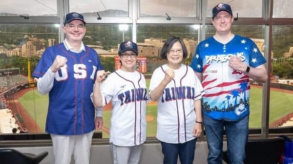 庆祝美国建国250周年 萧美琴携手谷立言为中职开球(图)