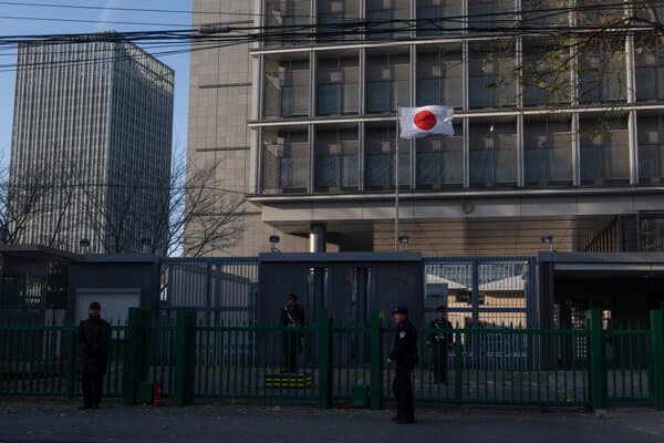 中国以涉嫌走私禁运产品拘留两名日本公民