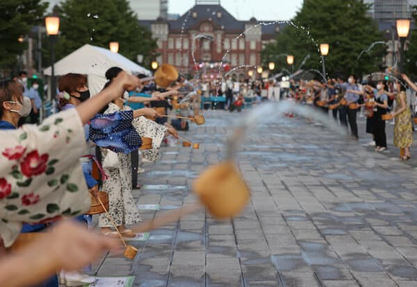 酷热夏天如何避暑降温?试试穿长袍、洒冷水