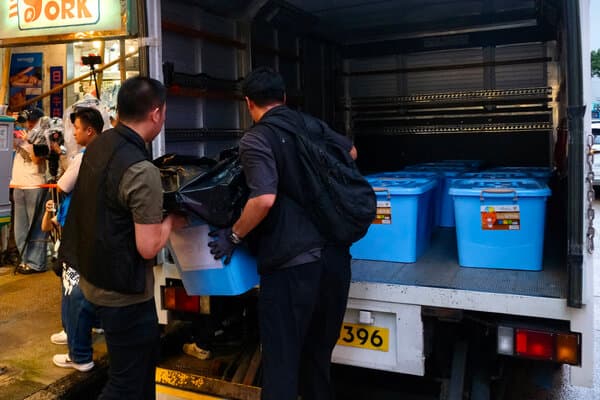 香港警方突击搜查独立书店,以煽动罪名逮捕五人